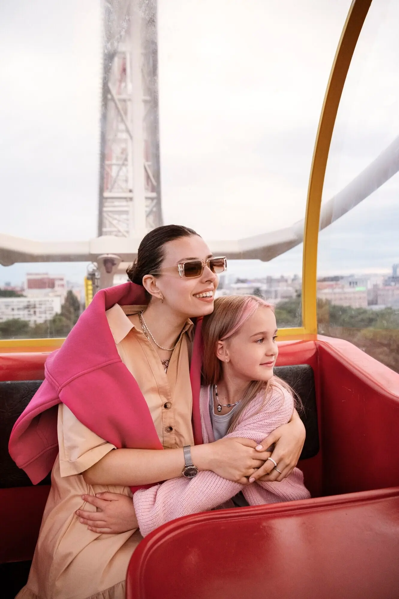 Mittlere Einstellung einer Frau, die ein Mädchen umarmt.